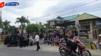 SUMBER FOTO : SAURUS TRANS INOVASI Belasan Massa Aksi Aliansi Masyarakat Ampibabo Demo Kejari Parigi Moutong
