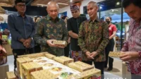 KemenKopUKM Dorong Pengembangan Industri Oleh-oleh di Daerah