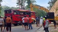 Polres Parigi Moutong Evakuasi Bus Kecelakaan di Jalur Kebun Kopi