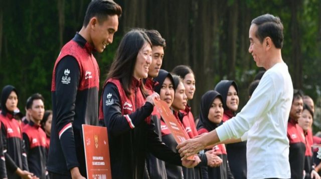 Presiden Jokowi Serahkan Bonus untuk Atlet SEA Games, Pelatih, dan Asisten Pelatih