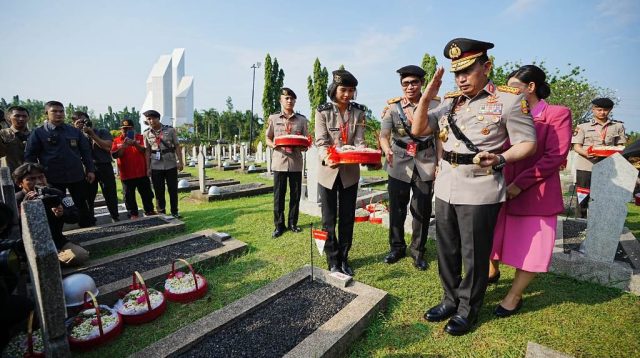 Kapolri Ziarah ke Taman Makam Pahlawan Kalibata
