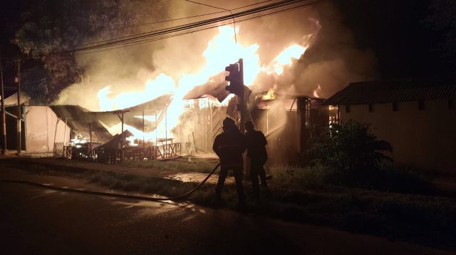 Ditinggal Pemiliknya, Satu Unit Rumah Warga Loji Terbakar Habis