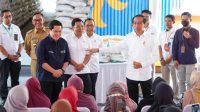 Pantau Bantuan Pangan Beras, Menteri BUMN Dampingi Presiden Jokowi Cek Stok Beras di Gudang Bulog
