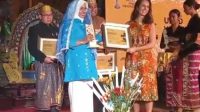 Berkontribusi Tingkatkan Literasi, Kadis Dikbud Sunarti Terima Penghargaan Pada UWRF 2023.