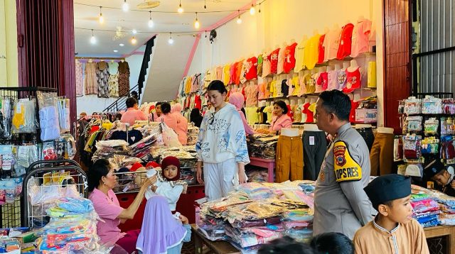 Kapolres dan Ketua Bhayangkari Parigi Moutong Bawa Anak Panti Asuhan Berbelanja dan Berbuka Puasa