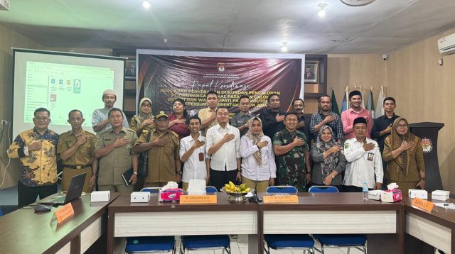 Batas Waktu Penyerahan Dukungan Bakal Calon Perseorangan 8-12 Mei Parigi Moutong, Zenta Inovasi - Ketua Divisi Teknis Penyelenggara KPU Parigi Moutong, Moh Iskandar Mardani mengatakan, batas waktu penyerahan syarat dukungan bakal calon kepala daerah melalui jalur perseorangan selama lima hari. "Penyerahan syarat dukungan bakal calon perseorangan dimulai 8-12 Mei 2024," kata Moh Iskandar Mardani pada rapat koordinasi persiapan penyerahan syarat dukungan bakal calon perseorangan untuk pemilihan bupati dan wakil bupati, di Parigi, Senin 6 Mei 2024. Ia menjelaskan syarat dukungan bagi bakal calon perseorangan di Kabupaten Parigi Moutong minimal 27.768 dukungan dengan persebaran minimal 15 kecamatan dari 23 kecamatan atau 8,5 persen dari jumlah Daftar Pemilih Tetap (DPT) pada Pemilu 2024 sebanyak 326.675 pemilih. Sesuai tenggang waktu telah ditentukan syarat dukungan tersebut diserahkan kepada sekretariat KPU untuk selanjutnya dilakukan verifikasi administrasi. "Tenggang waktu penyerahan dokumen syarat dukungan berdasarkan nota dinas KPU RI," ujarnya. Ia mengemukakan tahapan verifikasi administrasi dijadwalkan pada 13-29 Mei, namun secara keseluruhan khusus tahapan pencalonan jalur perseorangan dimulai 5 Mei sampai dengan 19 Agustus mendatang, atau sekitar empat bulan. Pencalonan jalur perseorangan banyak proses yang dilalui, berbeda dengan pencalonan melalui jalur partai politik (parpol), setelah nantinya selesai verifikasi administrasi dilakukan rekapitulasi lalu hasilnya disampaikan kembali kepada bakal calon. "KPU telah menetapkan verifikasi faktual syarat dukungan bakal calon menggunakan metode sensus, yang mana nantinya KPU melibatkan PPK dan PPS mendatangai satu per satu pemilih yang menyatakan dukungan kepada pasangan bakal calon perseorangan," tutur Iskandar. Di kesempatan itu Ketua KPU Parigi Moutong Ariyana mengatakan hingga saat ini sudah ada dua bakal calon melalui jalur independen atau perseorangan yang datang berkonsultasi dengan KPU. "Dalam konsultasi itu kami telah menyampaikan syarat-syarat yang harus dipenuhi oleh bakal calon," ucapnya. Kata Ariyana, rapat koordinasi ini penting dilakukan dan merupakan bagian dari tahapan pilkada, guna memberikan informasi kepada publik tentang tata cara pencalonan melalui jalur non partai.