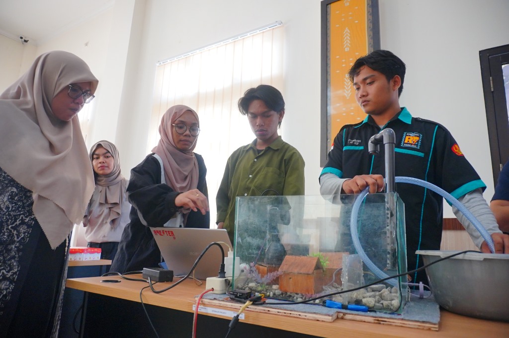 Mahasiswa Fisika Untad Buat Inovasi Rekayasa Sistem Peringatan Dini Banjir Rob di BIW 2024