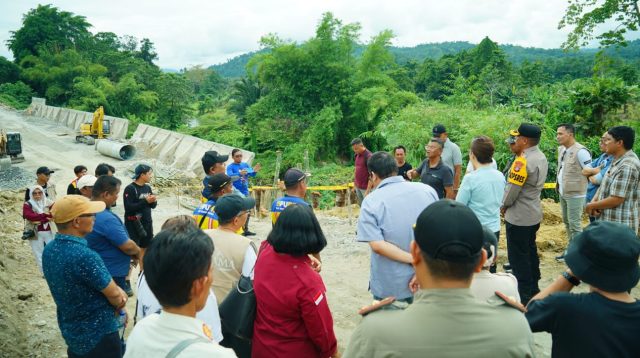 Kunker Ke Poso, Gubernur Sulteng Tinjau Lokasi Longsor Jalan Provinsi di Desa Watuawu