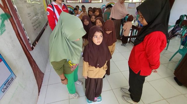 Usai Uji Coba MBG oleh Polres, Tim Kesehatan Monitor Berat Badan Pelajar