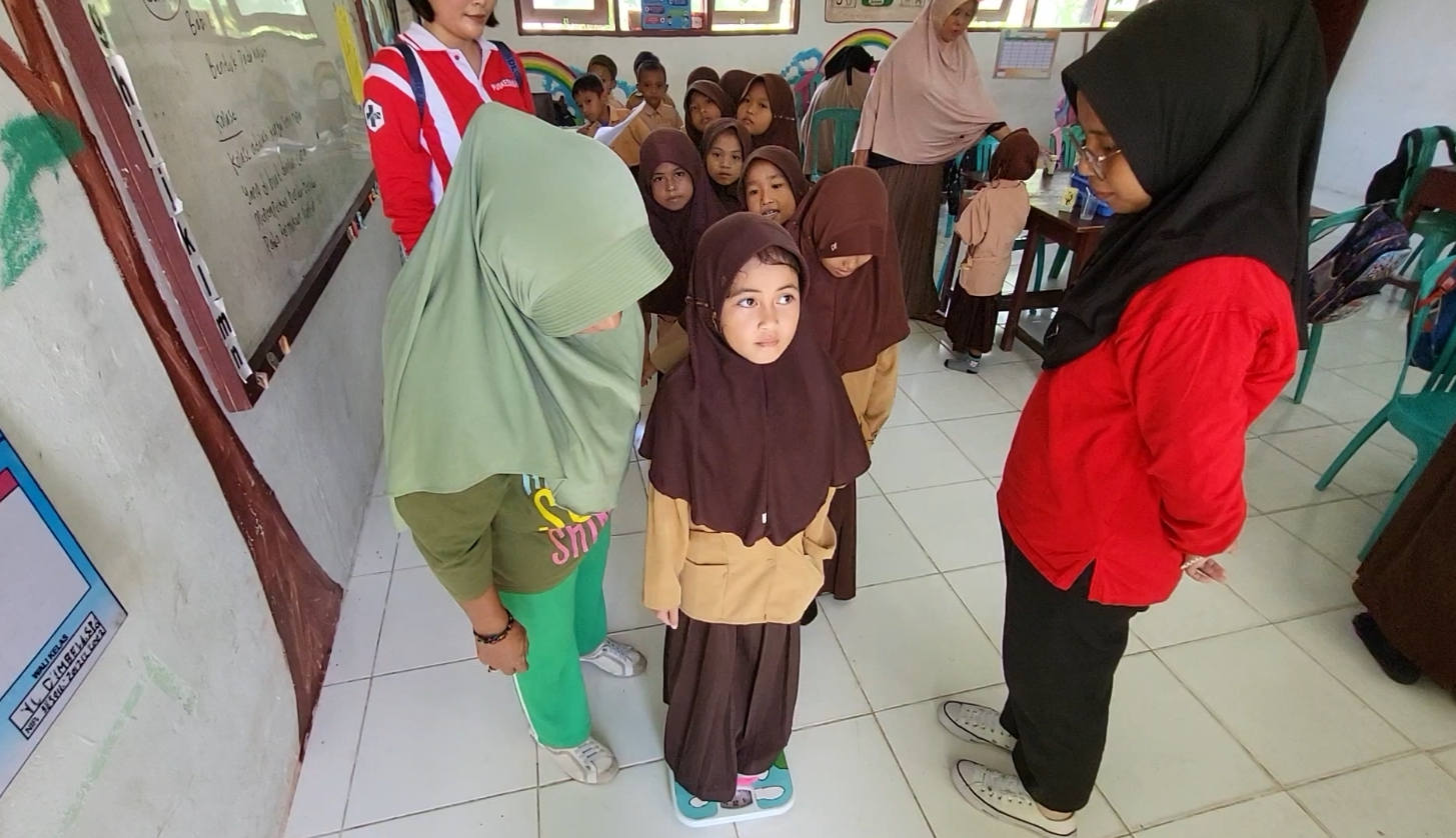 Usai Uji Coba MBG oleh Polres, Tim Kesehatan Monitor Berat Badan Pelajar