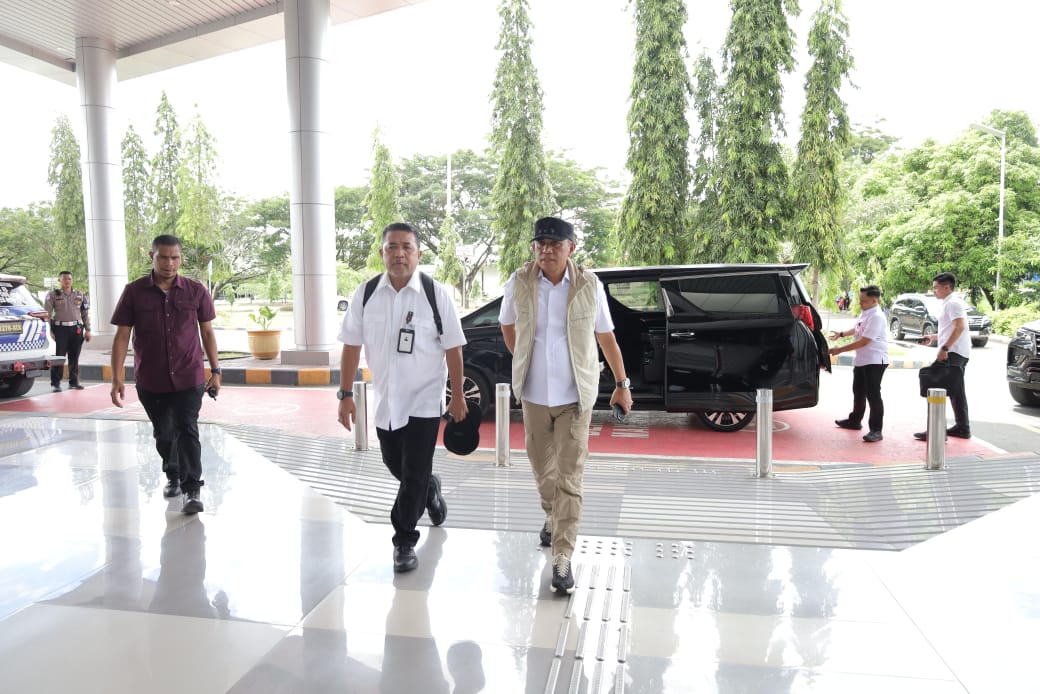 Kunker ke Morut, Gubernur Sulteng Serahkan Bantuan pada Korban Banjir