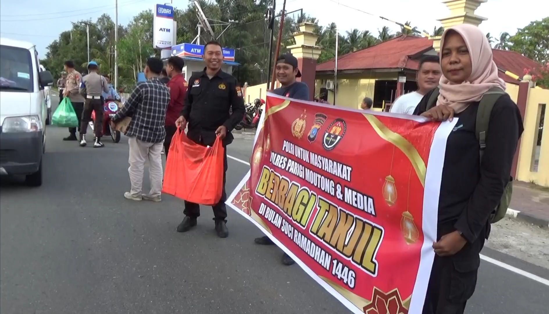 POLISI DAN WARTAWAN BAGI TAKJIL KE PENGENDARA