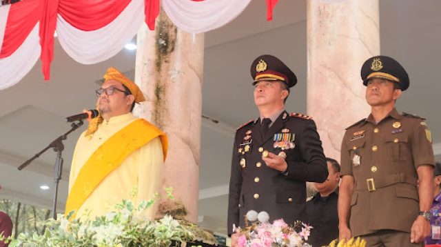 Pj Bupati Richard Pimpin Upacara Hardiknas 2025 dan Serahkan Sejumlah Bantuan