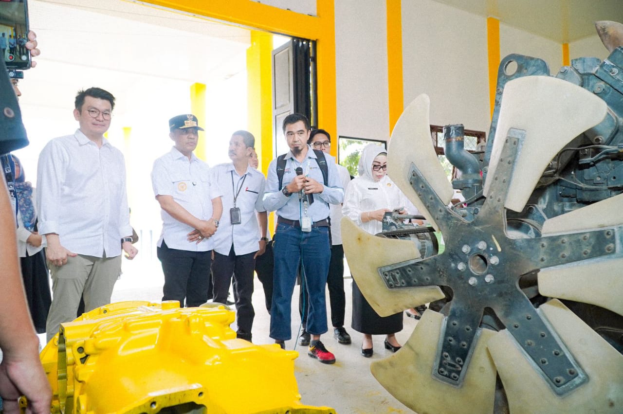 Hadiri Penyerahan Hibah di SMKN 8 Palu, Anwar Hafid: Cetak Generasi Siap Kerja