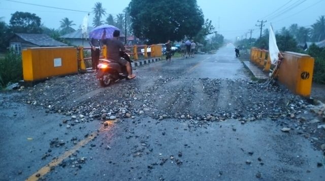 Dihantam Banjir Jalan Trans Sulawesi di Balinggi Amblas, Lalin Sempat Dialihkan