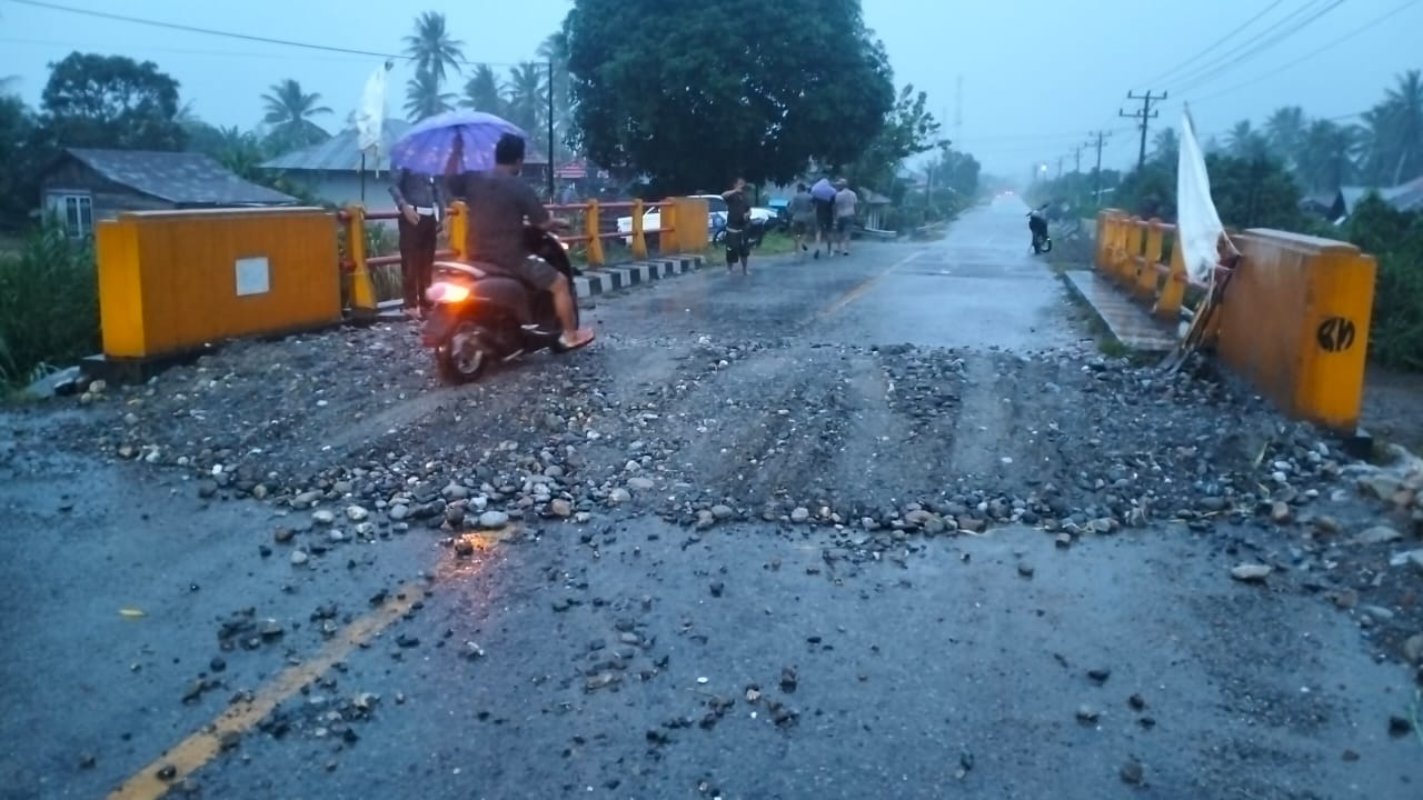 Dihantam Banjir Jalan Trans Sulawesi di Balinggi Amblas, Lalin Sempat Dialihkan