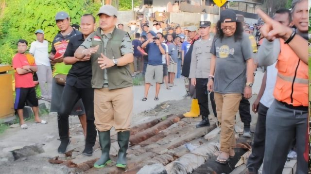 Wabup Abdul Sahid Tinjau Jembatan Ambruk dan Berikan Bantuan Warga Terdampak Banjir