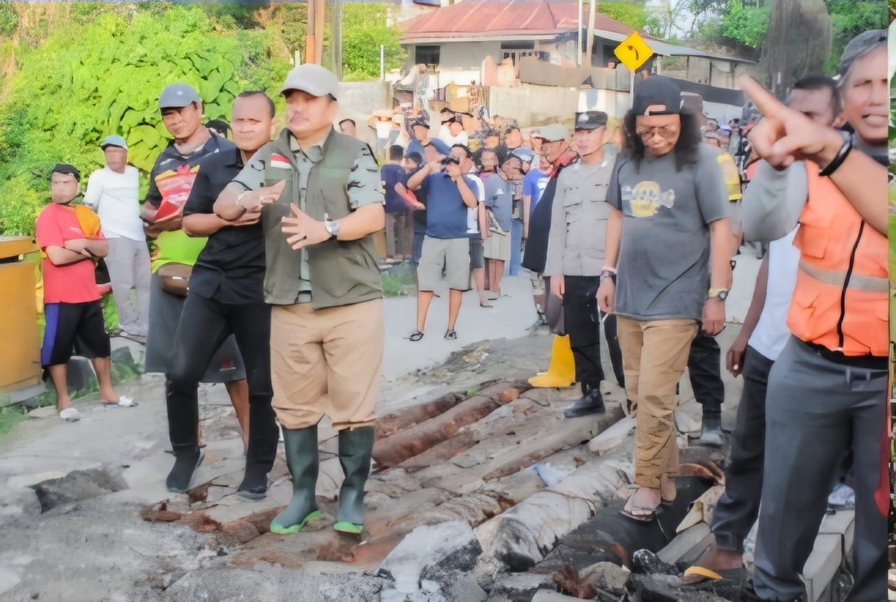 Wabup Abdul Sahid Tinjau Jembatan Ambruk dan Berikan Bantuan Warga Terdampak Banjir