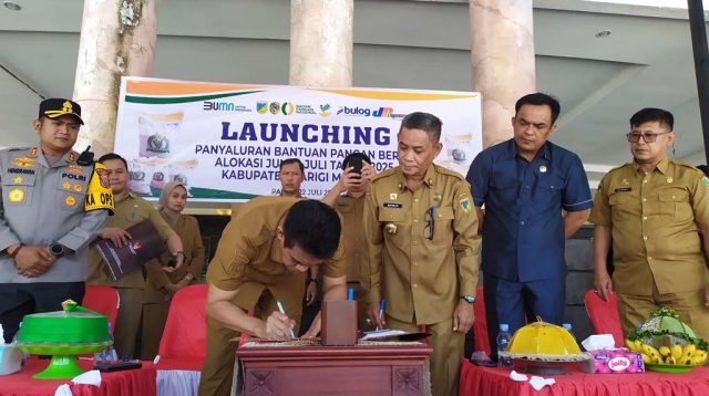 Salurkan Bantuan Beras, Erwin: Bukti Negara Hadir Ditengah Masyarakat