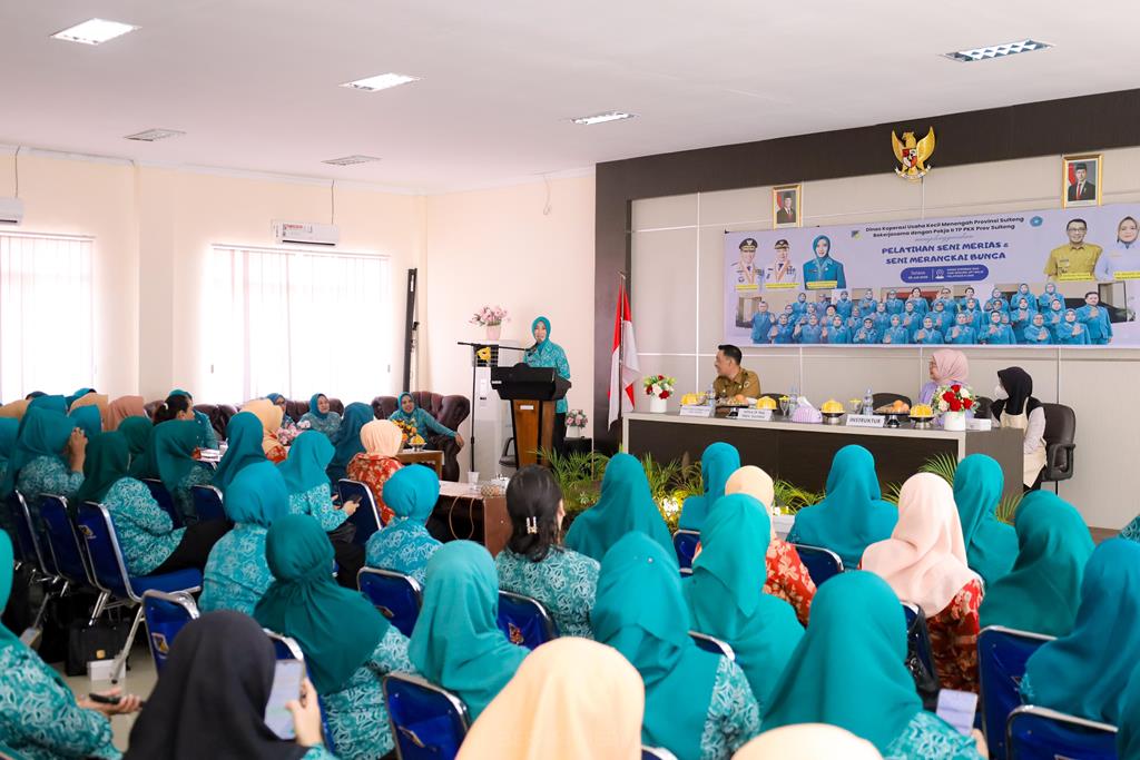 Gandeng TP-PKK, DiskopUKM Sulteng Gelar Pelatihan Seni Merias dan Merangkai Bunga