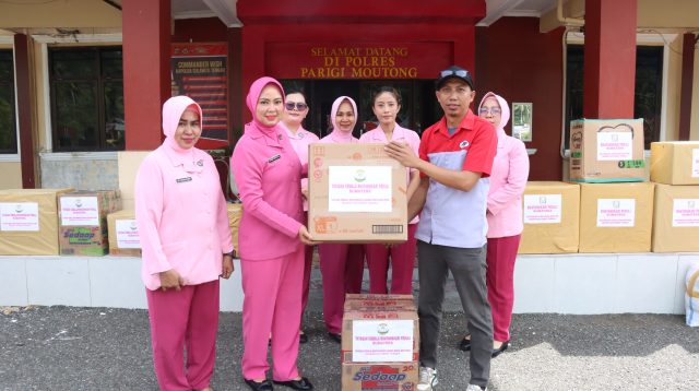 Polres Parigi Moutong Salurkan 250 Paket Bantuan untuk Korban Bencana Sumatra Melalui Kerja Sama JNE