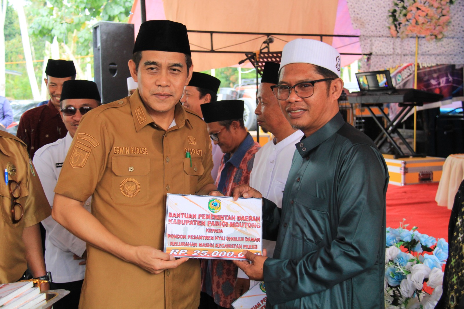 Bupati Erwin Burase Salurkan Hibah untuk 10 Ponpes di Parigi Moutong