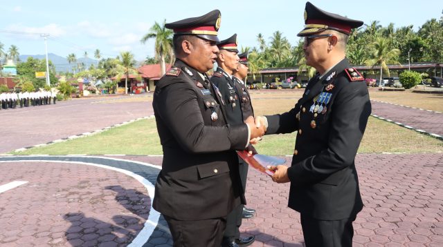 Polres Parigi Moutong Anugerahkan Satya Lencana kepada 20 Personel Teladan