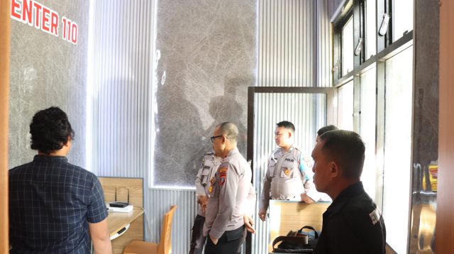 Wakapolres Parigi Moutong Cek Call Center 110, Pastikan Layanan Darurat Selalu Siap