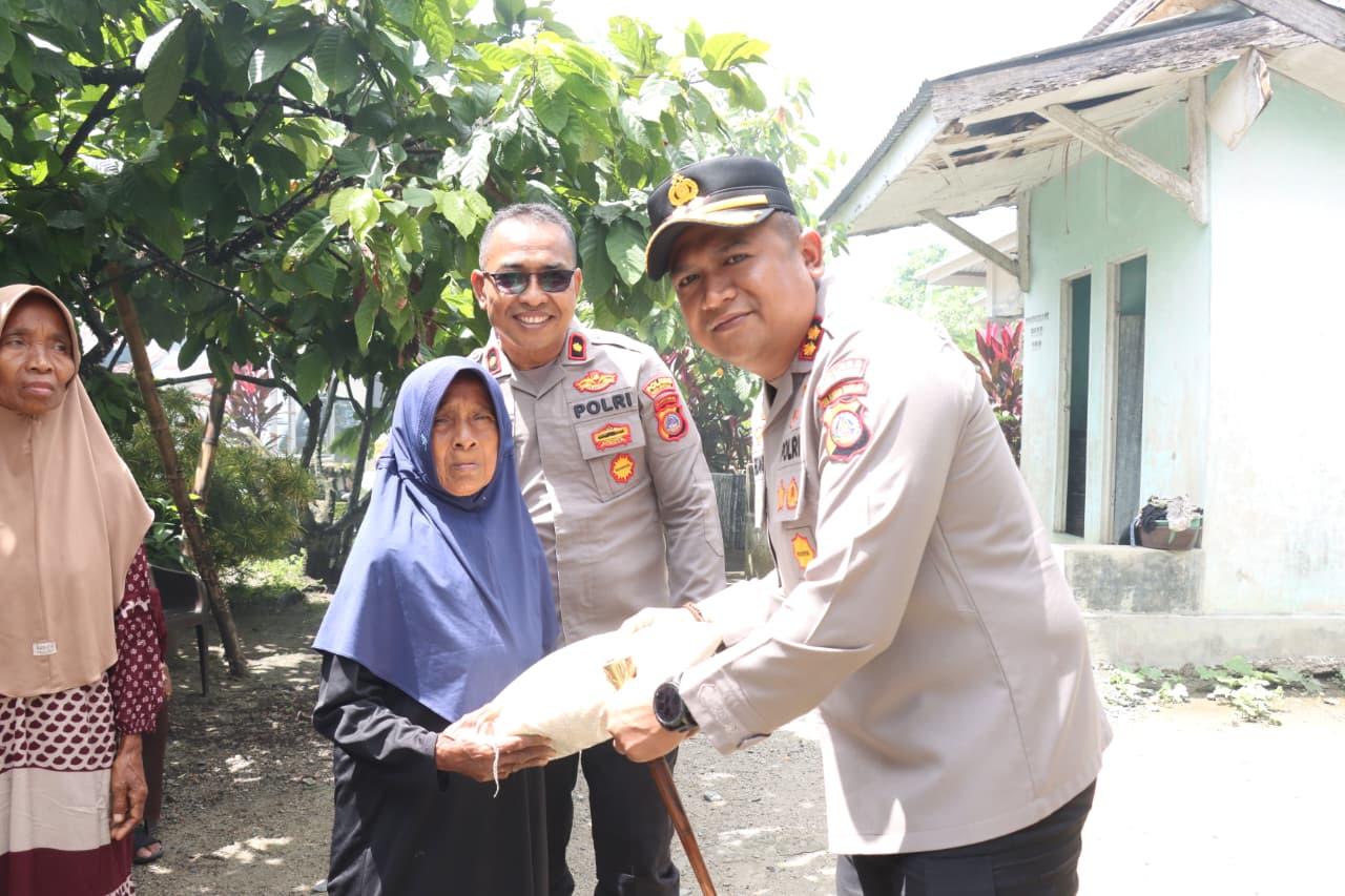 Kapolres Parigi Moutong dan Bhayangkari Salurkan 900 Kg Beras untuk Warga Di Desa Sidole Timur