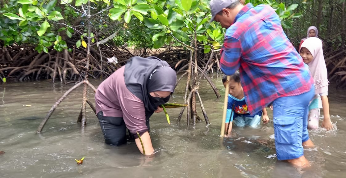 Hari Bumi 2026 di Parigi Moutong, Aksi Tanam Mangrove Bangun Kesadaran Jaga Pesisir