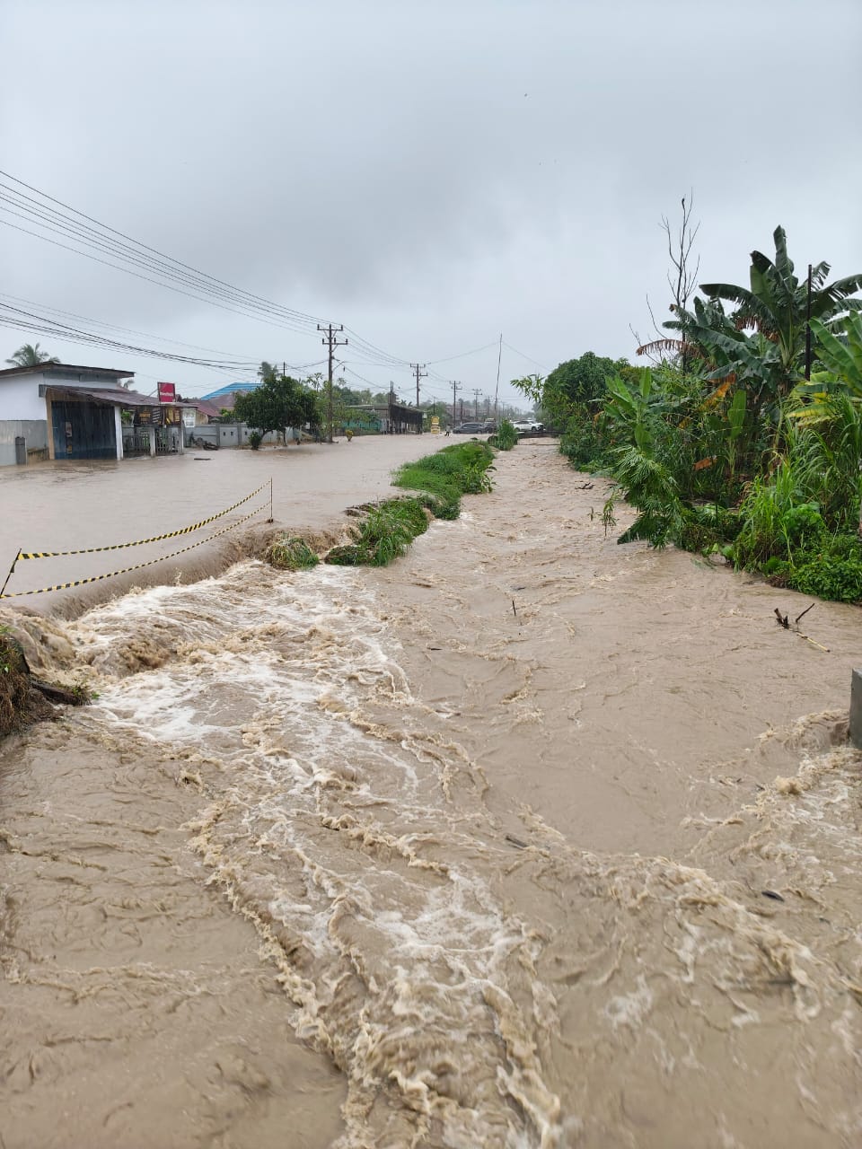 Banjir Rendam Jalan Trans di Desa Tolai Parigi Moutong