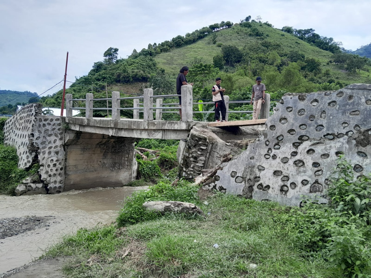 Banjir di Desa Sibalago Surut, Oprit Jembatan Penghubung Antar Dusun Terancam Runtuh