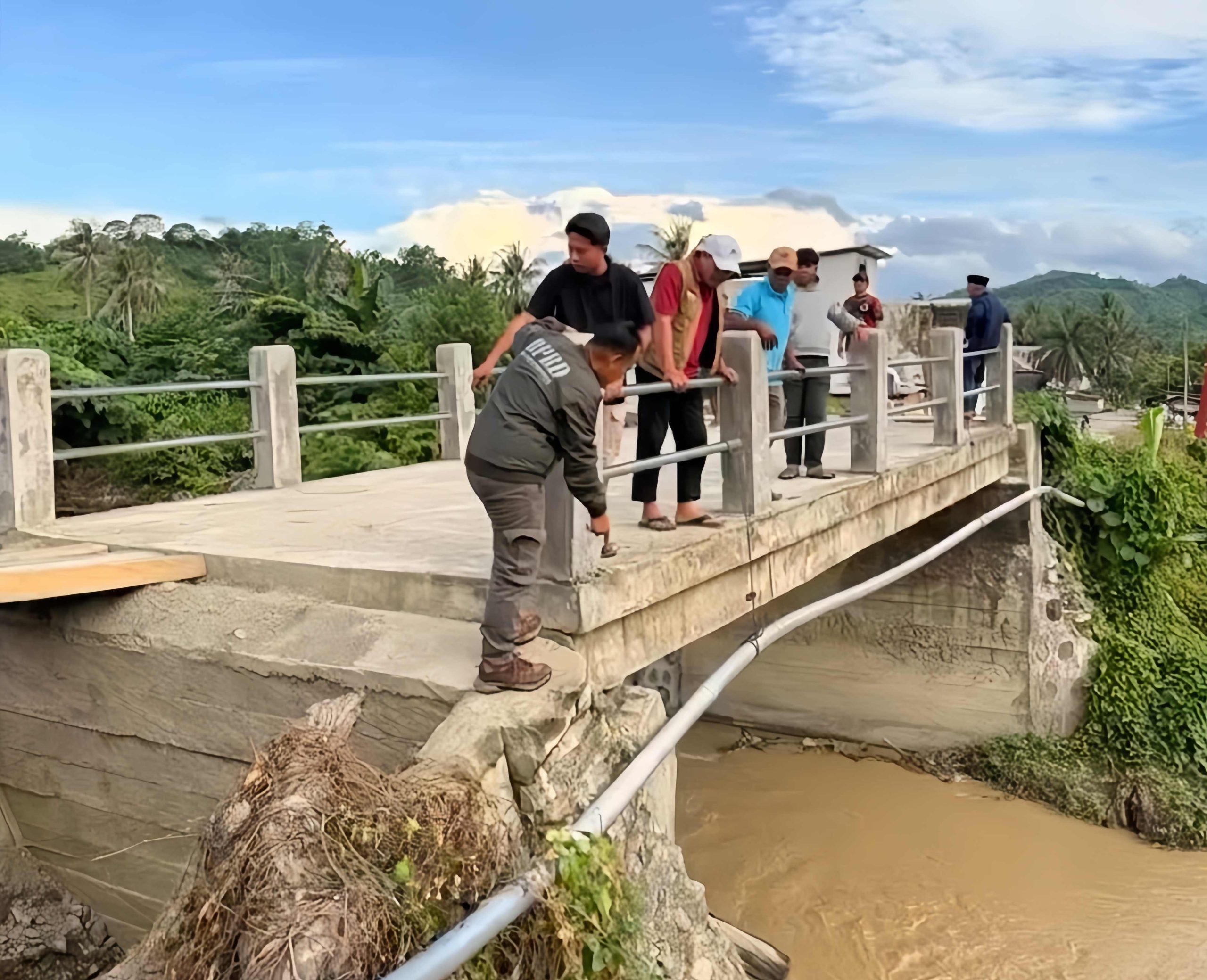 Anggota DPRD dan BPBD Parigi Moutong Tinjau Lokasi Rencana Pembangunan Jembatan Darurat di Desa Sibalago