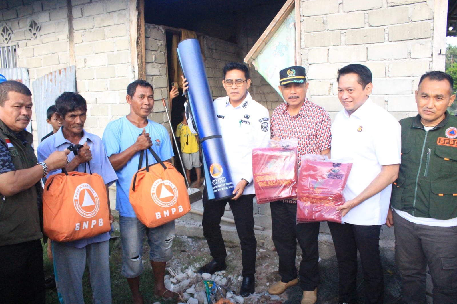Tinjau Tiga Kecamatan Terdampak Gempa M 6,7, Bupati Parigi Moutong Salurkan Bantuan Darurat