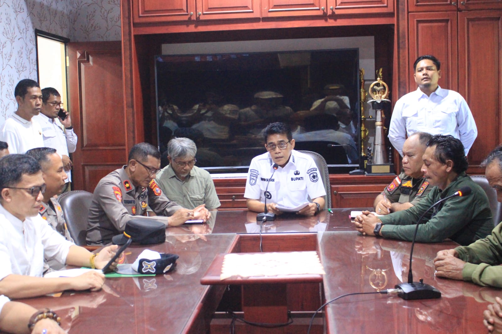 Respons Cepat Dampak Lingkungan, Bupati Erwin Burase Hentikan Sementara Tambang di Desa Air Panas