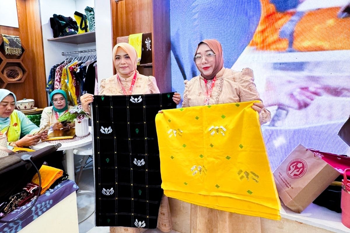 Parigi Moutong Pamerkan Motif "Bomba Saga" di HUT Dekranas