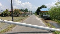 Luapan Air Irigasi di Kasimbar Menyebabkan 11 Tiang Listrik Tumbang