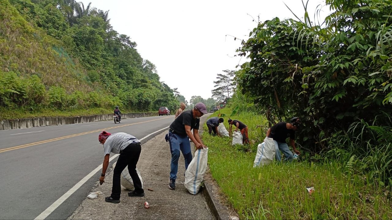 Gabungan Organisasi Pencinta Alam, Gelar Palu-Parigi Road Clean di Jalan Trans Sulawesi