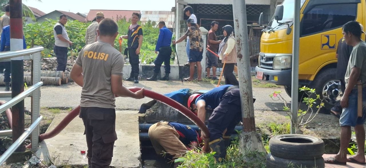 Gotong Royong Cegah Banjir, Polsek Parigi Bersama Pemda dan Warga Bersihkan Drainase Bantaya
