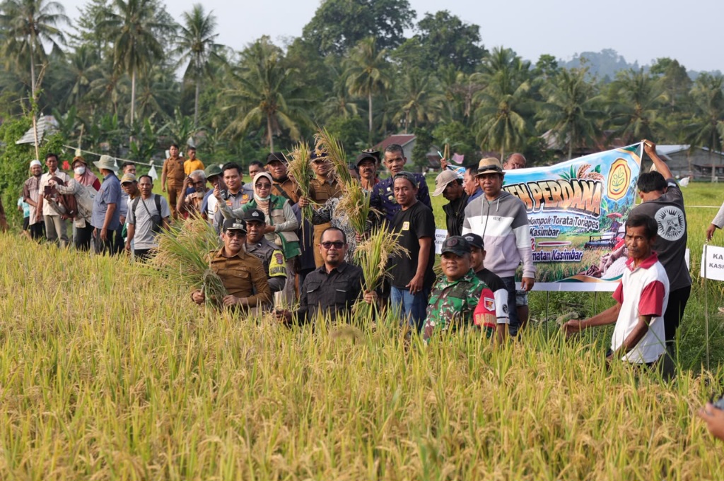 Hadiri Panen Perdana Padi Program CSR di Toriapes Kasimbar, Erwin Burase Sekaligus Tampung Aspirasi Petani