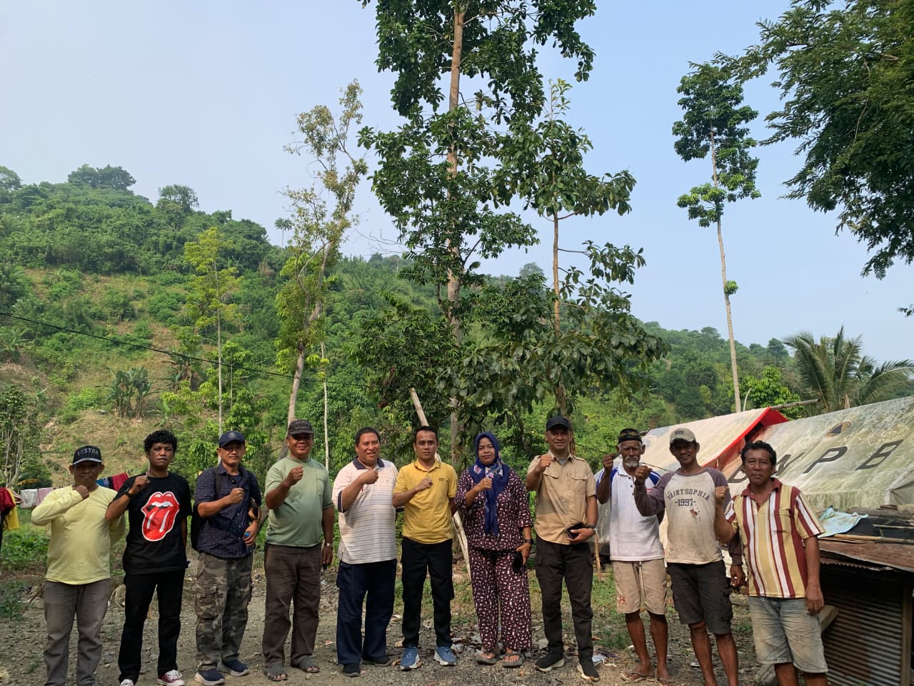 Keterangan Foto: Kunjungan Dinas Perumahan dan Permukiman ke lokasi pembangunan bantuan rumah bencana di Sibalago Kecamatan Toribulu (Doc.Istimewa)